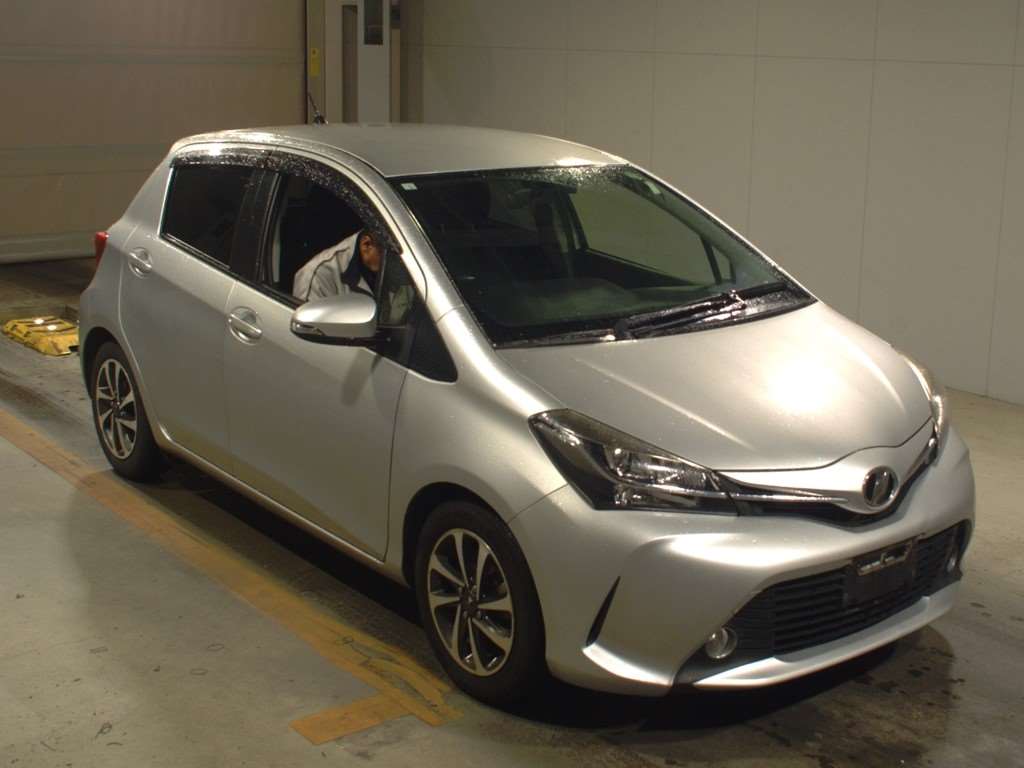 TOYOTA VITZ 2014 Silver