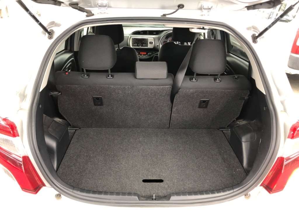 TOYOTA VITZ 2014 Silver