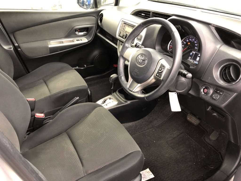 TOYOTA VITZ 2014 Silver