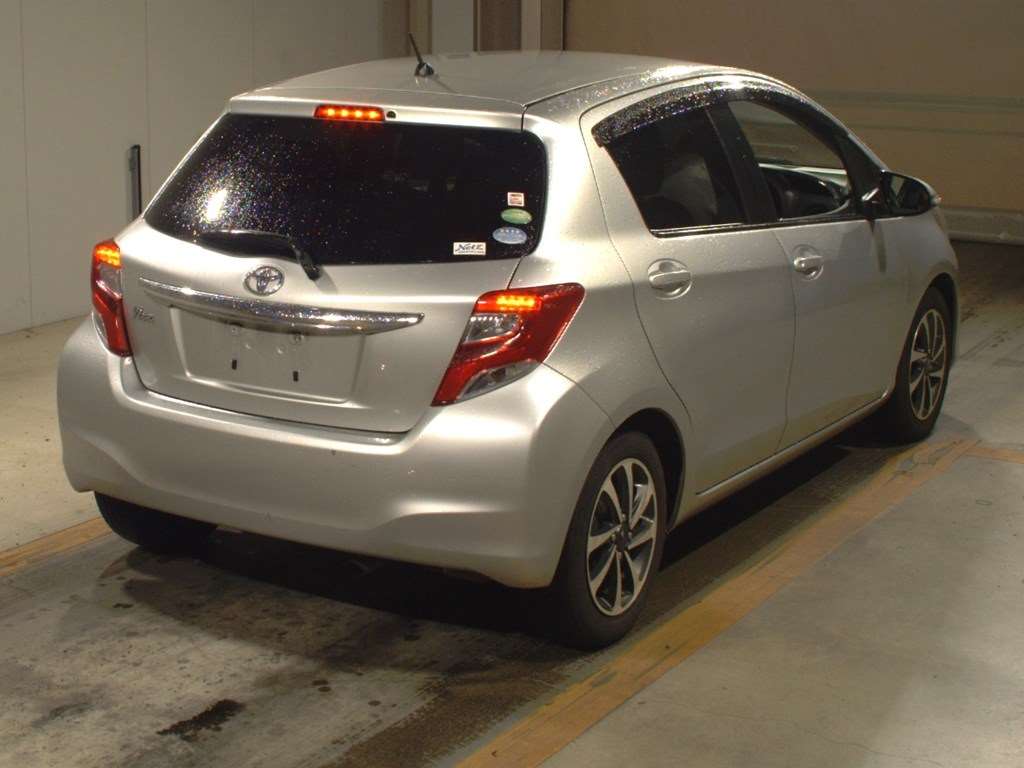 TOYOTA VITZ 2014 Silver