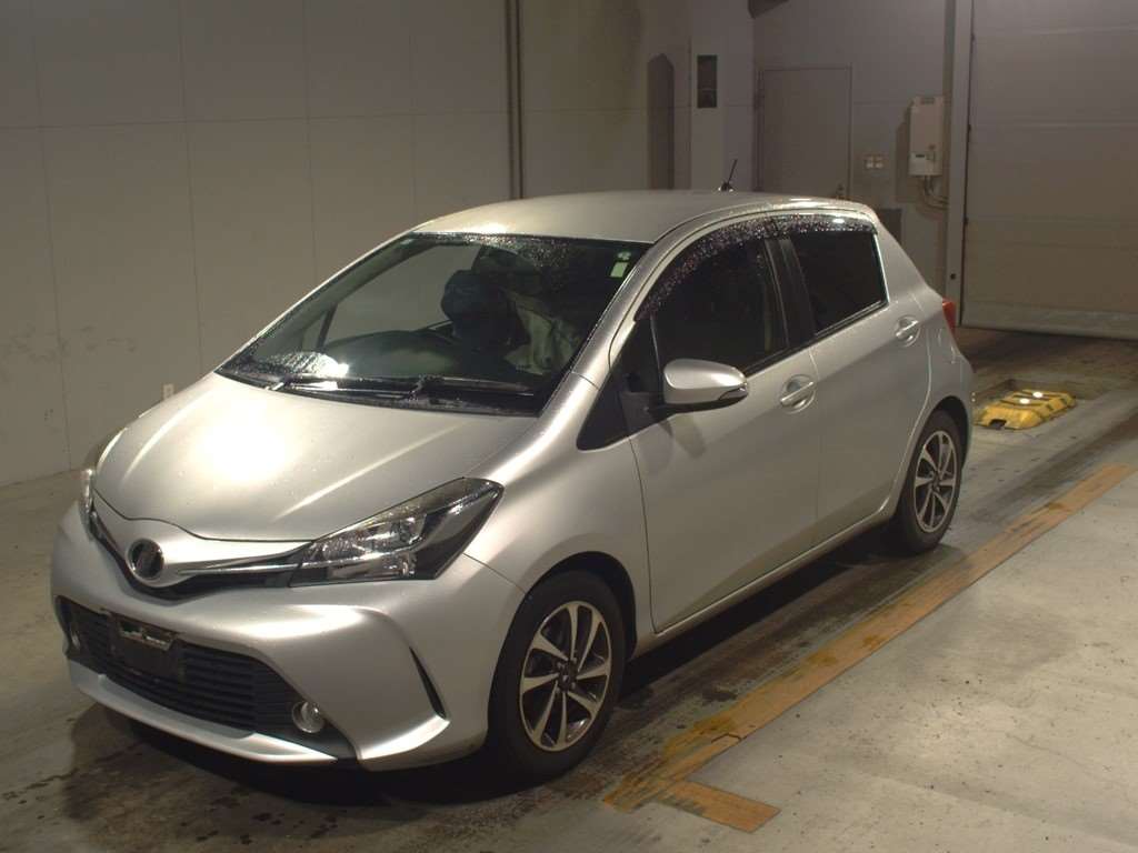TOYOTA VITZ 2014 Silver